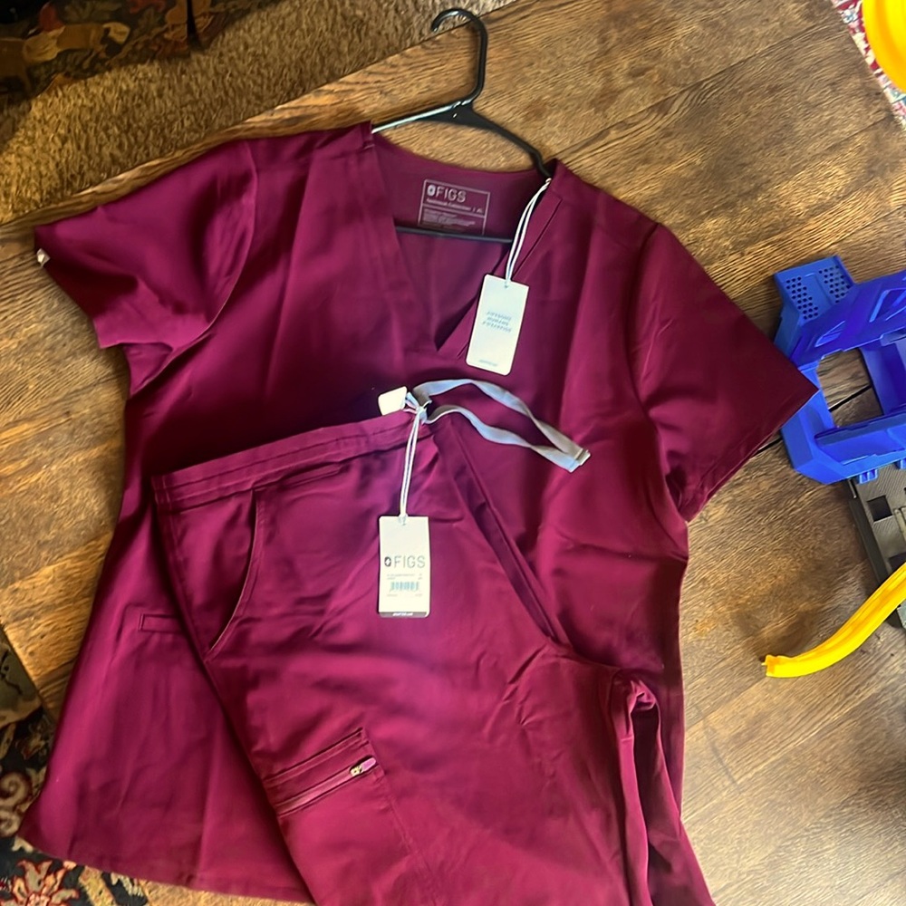 Figs XL wine colored scrub set
NWT